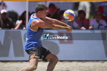 2024-06-23 - Dirk Boehle (NED) with a forearm pass - WORLD BEACH PRO TOUR - BEACH VOLLEY - VOLLEYBALL