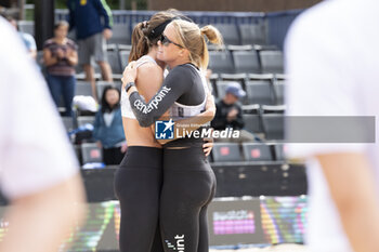 2024-07-07 - Gstaad Switzerland, 07/07/2024: Megan Krapt (USA) congratulates Terese Cannon (USA) for victory of semi final of Swatch Beach Pro Gstaad 2024, Roy Emerson Arena in Gstaad. - SWATCH BEACH VOLLEY - BEACH VOLLEY - VOLLEYBALL