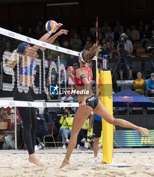 2024-07-07 - Gstaad Switzerland, 07/07/2024: Taryn Kloth (USA) in action against Tina Grandina (LAT) during semi final of Swatch Beach Pro Gstaad 2024, Roy Emerson Arena in Gstaad. - SWATCH BEACH VOLLEY - BEACH VOLLEY - VOLLEYBALL