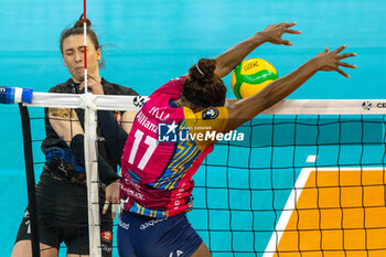 2024-02-29 - Monster block of Myriam Sylla (Allianz VV Milano) during quarter Final of the Champions League Women between Allianz VeroVolley Milano and ŁKS Commercecon Łodz at Allianz Cloud, Milano, Italy on February 29, 2024 - QUARTER FINALS - ALLIANZ VEROVOLLEY MILANO VS LODZ - CHAMPIONS LEAGUE WOMEN - VOLLEYBALL