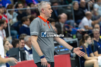 2024-02-29 - Head coach Alessandro Chiappini (ŁKS Commercecon Łodz) during quarter Final of the Champions League Women between Allianz VeroVolley Milano and ŁKS Commercecon Łodz at Allianz Cloud, Milano, Italy on February 29, 2024 - QUARTER FINALS - ALLIANZ VEROVOLLEY MILANO VS LODZ - CHAMPIONS LEAGUE WOMEN - VOLLEYBALL