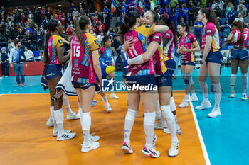 2024-02-29 - Players of Vero Volley Milano celebrate the victory at quarter Final of the Champions League Women between Allianz VeroVolley Milano and ŁKS Commercecon Łodz at Allianz Cloud, Milano, Italy on February 29, 2024 - QUARTER FINALS - ALLIANZ VEROVOLLEY MILANO VS LODZ - CHAMPIONS LEAGUE WOMEN - VOLLEYBALL