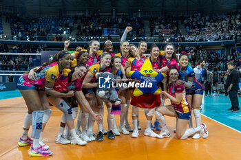 2024-02-29 - Players of Vero Volley Milano celebrate the victory at quarter Final of the Champions League Women between Allianz VeroVolley Milano and ŁKS Commercecon Łodz at Allianz Cloud, Milano, Italy on February 29, 2024 - QUARTER FINALS - ALLIANZ VEROVOLLEY MILANO VS LODZ - CHAMPIONS LEAGUE WOMEN - VOLLEYBALL