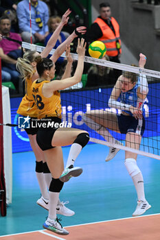 2024-02-29 - Block of Zehrab Gunes ( VakifBank Istanbul ) during VOLLEYBALL - CHAMPIONS LEAGUE WOMEN game between A.Carraro Imoco Conegliano and VakifBank Istanbul at Palaverde in Villorba, Italy on   February 29, 2024 - QUARTER FINALS - A.CARRARO IMOCO CONEGLIANO VS VAKIFBANK ISTANBUL - CHAMPIONS LEAGUE WOMEN - VOLLEYBALL