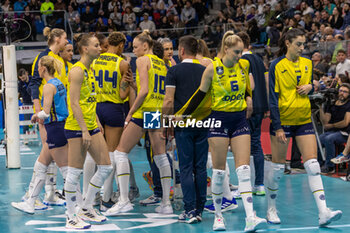 2024-03-12 - Players of Fenerbahce Opet Istanbul during time out during SemiFinals of the Champions League Women between Allianz VeroVolley Milano and Fenerbahce Opet Istanbul at Allianz Cloud, Milano, Italy on March 12, 2024 - ALLIANZ VERO VOLLEY MILANO VS FENERBAHCE OPEN ISTANBUL - CHAMPIONS LEAGUE WOMEN - VOLLEYBALL