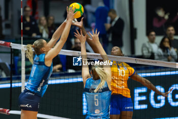 07/11/2024 - Nika Daalderop (Numia VeroVolley Milano) and Erika Mercado Chavez (FC Porto) during CEV Champions League Women 2025 match between Numia VV Milano and FC Porto at Opiquad Arena, Monza, Italy on November 7, 2024	 - VERO VOLLEY MILANO VS FC PORTO - CHAMPIONS LEAGUE WOMEN - VOLLEY