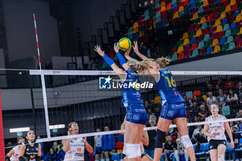 06/11/2024 - Monsterblock of Lindsey Ruddins (Savino Del Bene Scandicci) and Indy Baijens (Savino Del Bene Scandicci) - SAVINO DEL BENE SCANDICCI VS CSO VOLUNTARI 2005 - CHAMPIONS LEAGUE WOMEN - VOLLEY