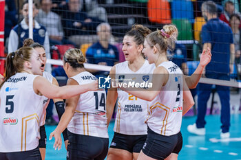 06/11/2024 - LUKASIK Justyna (C.S.O. VOLUNTARI) and teammates celebrate a point - SAVINO DEL BENE SCANDICCI VS CSO VOLUNTARI 2005 - CHAMPIONS LEAGUE WOMEN - VOLLEY