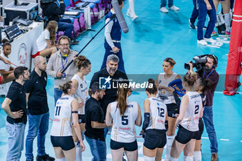 06/11/2024 - SAJA Stefano (head coach of C.S.O. VOLUNTARI 2005) calls a time out - SAVINO DEL BENE SCANDICCI VS CSO VOLUNTARI 2005 - CHAMPIONS LEAGUE WOMEN - VOLLEY