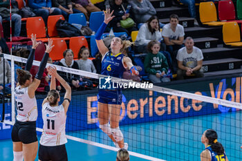 06/11/2024 - Spike of Lindsey Ruddins (Savino Del Bene Scandicci) - SAVINO DEL BENE SCANDICCI VS CSO VOLUNTARI 2005 - CHAMPIONS LEAGUE WOMEN - VOLLEY