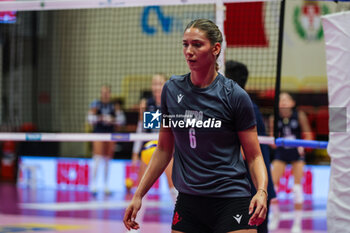 2024-09-08 - Silke Van Avermaet #6 of UYBA E-Work Volley Busto Arsizio looks on during Volley 2024/25 UYBA CUP at E-Work Arena - UYBA VOLLEY BUSTO ARSIZIO - RITRATTI - EVENTS - VOLLEYBALL