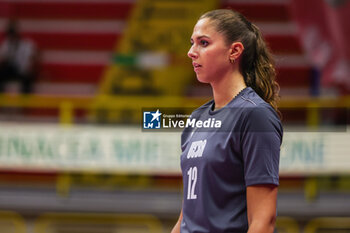 2024-09-08 - Giorgia Frosini #12 of UYBA E-Work Volley Busto Arsizio looks on during Volley 2024/25 UYBA CUP at E-Work Arena - UYBA VOLLEY BUSTO ARSIZIO - RITRATTI - EVENTS - VOLLEYBALL