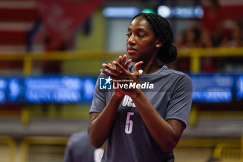 2024-09-08 - Ana Karina Olaya #5 of UYBA E-Work Volley Busto Arsizio gestures during Volley 2024/25 UYBA CUP at E-Work Arena - UYBA VOLLEY BUSTO ARSIZIO - RITRATTI - EVENTS - VOLLEYBALL