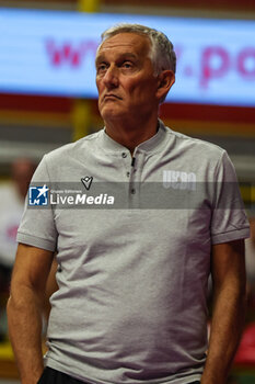 2024-09-08 - Gianni Caprara Head Coach of UYBA E-Work Volley Busto Arsizio looks on during Volley 2024/25 UYBA CUP at E-Work Arena - UYBA VOLLEY BUSTO ARSIZIO - RITRATTI - EVENTS - VOLLEYBALL