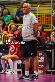 2024-09-08 - Gianni Caprara Head Coach of UYBA E-Work Volley Busto Arsizio looks on during Volley 2024/25 UYBA CUP at E-Work Arena - UYBA VOLLEY BUSTO ARSIZIO - RITRATTI - EVENTS - VOLLEYBALL