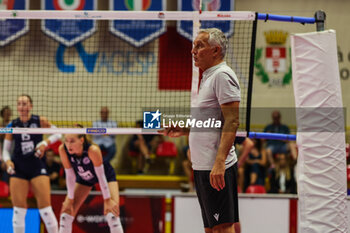 2024-09-08 - Gianni Caprara Head Coach of UYBA E-Work Volley Busto Arsizio gestures during Volley 2024/25 UYBA CUP at E-Work Arena - UYBA VOLLEY BUSTO ARSIZIO - RITRATTI - EVENTS - VOLLEYBALL