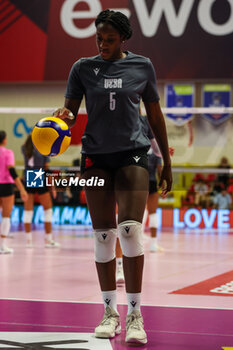 2024-09-08 - Ana Karina Olaya #5 of UYBA E-Work Volley Busto Arsizio seen in action during Volley 2024/25 UYBA CUP at E-Work Arena - UYBA VOLLEY BUSTO ARSIZIO - RITRATTI - EVENTS - VOLLEYBALL