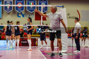 2024-09-08 - Gianni Caprara Head Coach of UYBA E-Work Volley Busto Arsizio gestures during Volley 2024/25 UYBA CUP at E-Work Arena - UYBA VOLLEY BUSTO ARSIZIO - RITRATTI - EVENTS - VOLLEYBALL