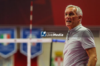 2024-09-08 - Gianni Caprara Head Coach of UYBA E-Work Volley Busto Arsizio reacts during Volley 2024/25 UYBA CUP at E-Work Arena - UYBA VOLLEY BUSTO ARSIZIO - RITRATTI - EVENTS - VOLLEYBALL