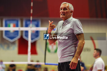 2024-09-08 - Gianni Caprara Head Coach of UYBA E-Work Volley Busto Arsizio gestures during Volley 2024/25 UYBA CUP at E-Work Arena - UYBA VOLLEY BUSTO ARSIZIO - RITRATTI - EVENTS - VOLLEYBALL