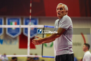 2024-09-08 - Gianni Caprara Head Coach of UYBA E-Work Volley Busto Arsizio gestures during Volley 2024/25 UYBA CUP at E-Work Arena - UYBA VOLLEY BUSTO ARSIZIO - RITRATTI - EVENTS - VOLLEYBALL