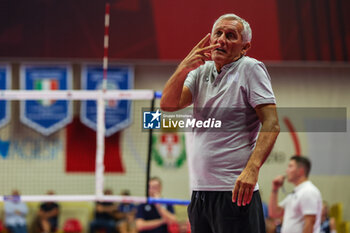 2024-09-08 - Gianni Caprara Head Coach of UYBA E-Work Volley Busto Arsizio gestures during Volley 2024/25 UYBA CUP at E-Work Arena - UYBA VOLLEY BUSTO ARSIZIO - RITRATTI - EVENTS - VOLLEYBALL