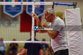 2024-09-08 - Gianni Caprara Head Coach of UYBA E-Work Volley Busto Arsizio gestures during Volley 2024/25 UYBA CUP at E-Work Arena - UYBA VOLLEY BUSTO ARSIZIO - RITRATTI - EVENTS - VOLLEYBALL