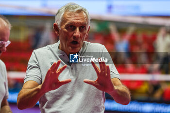 2024-09-08 - Gianni Caprara Head Coach of UYBA E-Work Volley Busto Arsizio gestures during Volley 2024/25 UYBA CUP at E-Work Arena - UYBA VOLLEY BUSTO ARSIZIO - RITRATTI - EVENTS - VOLLEYBALL