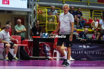 2024-09-08 - Gianni Caprara Head Coach of UYBA E-Work Volley Busto Arsizio reacts during Volley 2024/25 UYBA CUP at E-Work Arena - UYBA VOLLEY BUSTO ARSIZIO - RITRATTI - EVENTS - VOLLEYBALL