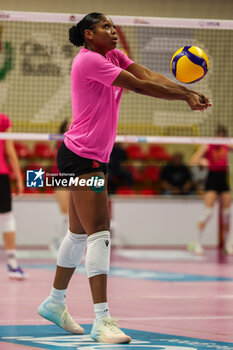 2024-09-08 - Skyy Howard #1 of UYBA E-Work Volley Busto Arsizio seen in action during Volley 2024/25 UYBA CUP at E-Work Arena - UYBA VOLLEY BUSTO ARSIZIO - RITRATTI - EVENTS - VOLLEYBALL