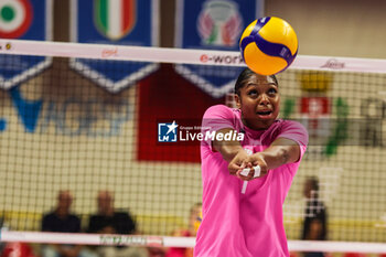 2024-09-08 - Skyy Howard #1 of UYBA E-Work Volley Busto Arsizio seen in action during Volley 2024/25 UYBA CUP at E-Work Arena - UYBA VOLLEY BUSTO ARSIZIO - RITRATTI - EVENTS - VOLLEYBALL