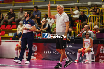 2024-09-08 - Gianni Caprara Head Coach of UYBA E-Work Volley Busto Arsizio gestures during Volley 2024/25 UYBA CUP at E-Work Arena - UYBA VOLLEY BUSTO ARSIZIO - RITRATTI - EVENTS - VOLLEYBALL