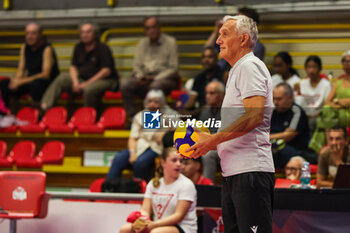 2024-09-08 - Gianni Caprara Head Coach of UYBA E-Work Volley Busto Arsizio looks on during Volley 2024/25 UYBA CUP at E-Work Arena - UYBA VOLLEY BUSTO ARSIZIO - RITRATTI - EVENTS - VOLLEYBALL