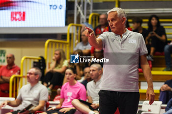 2024-09-08 - Gianni Caprara Head Coach of UYBA E-Work Volley Busto Arsizio gestures during Volley 2024/25 UYBA CUP at E-Work Arena - UYBA VOLLEY BUSTO ARSIZIO - RITRATTI - EVENTS - VOLLEYBALL