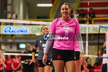 2024-09-08 - Jennifer Boldini #19 of UYBA E-Work Volley Busto Arsizio looks on during Volley 2024/25 UYBA CUP at E-Work Arena - UYBA VOLLEY BUSTO ARSIZIO - RITRATTI - EVENTS - VOLLEYBALL