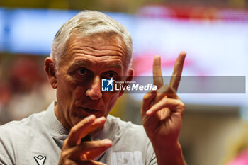 2024-09-08 - Gianni Caprara Head Coach of UYBA E-Work Volley Busto Arsizio gestures during Volley 2024/25 UYBA CUP at E-Work Arena - UYBA VOLLEY BUSTO ARSIZIO - RITRATTI - EVENTS - VOLLEYBALL