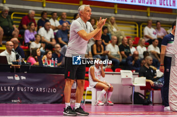 2024-09-08 - Gianni Caprara Head Coach of UYBA E-Work Volley Busto Arsizio gestures during Volley 2024/25 UYBA CUP at E-Work Arena - UYBA VOLLEY BUSTO ARSIZIO - RITRATTI - EVENTS - VOLLEYBALL