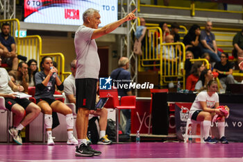 2024-09-08 - Gianni Caprara Head Coach of UYBA E-Work Volley Busto Arsizio gestures during Volley 2024/25 UYBA CUP at E-Work Arena - UYBA VOLLEY BUSTO ARSIZIO - RITRATTI - EVENTS - VOLLEYBALL