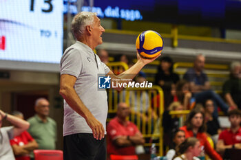 2024-09-08 - Gianni Caprara Head Coach of UYBA E-Work Volley Busto Arsizio gestures during Volley 2024/25 UYBA CUP at E-Work Arena - UYBA VOLLEY BUSTO ARSIZIO - RITRATTI - EVENTS - VOLLEYBALL