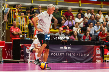 2024-09-08 - Gianni Caprara Head Coach of UYBA E-Work Volley Busto Arsizio seen in action during Volley 2024/25 UYBA CUP at E-Work Arena - UYBA VOLLEY BUSTO ARSIZIO - RITRATTI - EVENTS - VOLLEYBALL