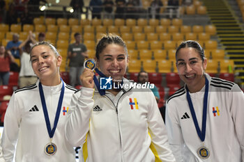 22/09/2024 - Beziers Volley players during the award ceremony CEV Volleyball Challenge Cup 2025 Women – Zonal Prequalification Round WEVZA CUP – Finals 3rd and 4th place - between Beziers Volley and Terville Florange OC at Palazzetto dello Sport on September 22, 2024 in Rome, Italy - WEVZA CUP WOMEN - FINALE 3° POSTO - BEZIERS VB VS TERVILLE FLORANGE - EVENTI - VOLLEY