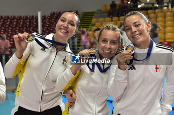 22/09/2024 - Beziers Volley players during the award ceremony CEV Volleyball Challenge Cup 2025 Women – Zonal Prequalification Round WEVZA CUP – Finals 3rd and 4th place - between Beziers Volley and Terville Florange OC at Palazzetto dello Sport on September 22, 2024 in Rome, Italy - WEVZA CUP WOMEN - FINALE 3° POSTO - BEZIERS VB VS TERVILLE FLORANGE - EVENTI - VOLLEY