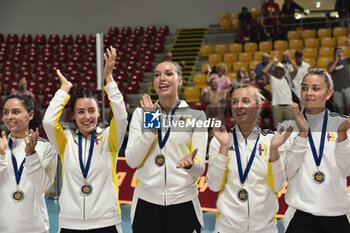 22/09/2024 - Beziers Volley players during the award ceremony CEV Volleyball Challenge Cup 2025 Women – Zonal Prequalification Round WEVZA CUP – Finals 3rd and 4th place - between Beziers Volley and Terville Florange OC at Palazzetto dello Sport on September 22, 2024 in Rome, Italy - WEVZA CUP WOMEN - FINALE 3° POSTO - BEZIERS VB VS TERVILLE FLORANGE - EVENTI - VOLLEY