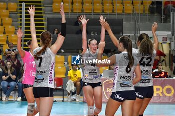 22/09/2024 - Players of Terville Florange celebrate a wiining point during CEV Volleyball Challenge Cup 2025 Women – Zonal Prequalification Round WEVZA CUP – Finals 3rd and 4th place - between Beziers Volley and Terville Florange OC at Palazzetto dello Sport on September 22, 2024 in Rome, Italy - WEVZA CUP WOMEN - FINALE 3° POSTO - BEZIERS VB VS TERVILLE FLORANGE - EVENTI - VOLLEY