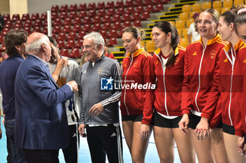 2024-09-22 - Roma Volley team during the award ceremony ofCEV Volleyball Challenge Cup 2025 Women – Zonal Prequalification Round WEVZA CUP – Finals 1st and 2nd place - between Roma Volley and CD Heidelberg Wolkswagen at Palazzetto dello Sport on September 22, 2024 in Rome, Italy - WEVZA CUP WOMEN - FINALE 1° POSTO - ROMA VOLLEY VS CD HEIDELBERG - EVENTS - VOLLEYBALL