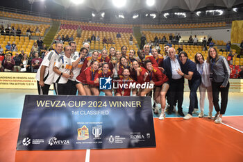 2024-09-22 - Roma Volley team during the award ceremony ofCEV Volleyball Challenge Cup 2025 Women – Zonal Prequalification Round WEVZA CUP – Finals 1st and 2nd place - between Roma Volley and CD Heidelberg Wolkswagen at Palazzetto dello Sport on September 22, 2024 in Rome, Italy - WEVZA CUP WOMEN - FINALE 1° POSTO - ROMA VOLLEY VS CD HEIDELBERG - EVENTS - VOLLEYBALL