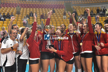 2024-09-22 - Roma Volley team during the award ceremony ofCEV Volleyball Challenge Cup 2025 Women – Zonal Prequalification Round WEVZA CUP – Finals 1st and 2nd place - between Roma Volley and CD Heidelberg Wolkswagen at Palazzetto dello Sport on September 22, 2024 in Rome, Italy - WEVZA CUP WOMEN - FINALE 1° POSTO - ROMA VOLLEY VS CD HEIDELBERG - EVENTS - VOLLEYBALL