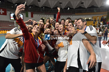 2024-09-22 - Roma Volley team during the award ceremony ofCEV Volleyball Challenge Cup 2025 Women – Zonal Prequalification Round WEVZA CUP – Finals 1st and 2nd place - between Roma Volley and CD Heidelberg Wolkswagen at Palazzetto dello Sport on September 22, 2024 in Rome, Italy - WEVZA CUP WOMEN - FINALE 1° POSTO - ROMA VOLLEY VS CD HEIDELBERG - EVENTS - VOLLEYBALL