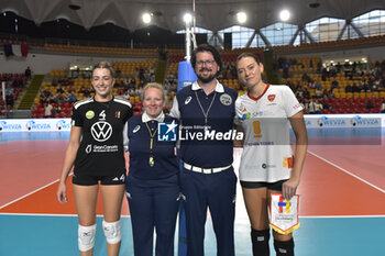 2024-09-22 - Lola Hernandez Van Den Bosch of CD Heidelberg Volkswagen (left) and Michela Rucli of Roma Volley Club (right) before the match CEV Volleyball Challenge Cup 2025 Women – Zonal Prequalification Round WEVZA CUP – Finals 1st and 2nd place - between Roma Volley and CD Heidelberg Wolkswagen at Palazzetto dello Sport on September 22, 2024 in Rome, Italy. - WEVZA CUP WOMEN - FINALE 1° POSTO - ROMA VOLLEY VS CD HEIDELBERG - EVENTS - VOLLEYBALL