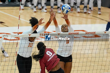 18/10/2024 - Texas opposite hitter Reagan Rutherford (10) and middle blocker Marianna Singletary (11) at the net to block a shot by Arkansas outside hitter Aniya Madkin  (9) - NCAA - TEXAS WOMEN VS ARKANSAS WOMEN - EVENTI - VOLLEY